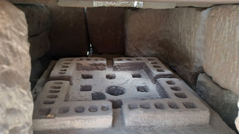 吴哥仙女机构发现一块古代石板，上面覆盖着薄薄金片