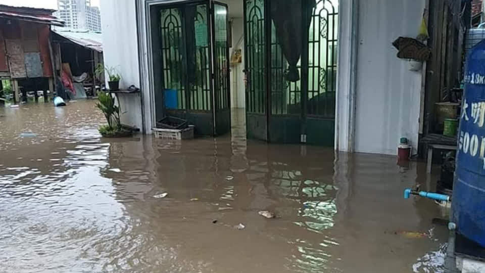 一场大雨致西港部分地区被淹，所幸未导致任何人受伤！