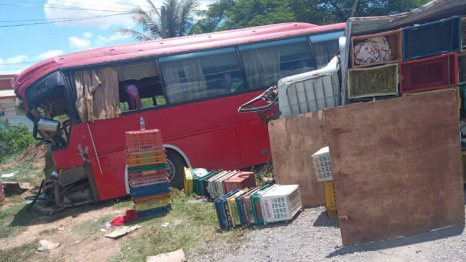 柬埔寨一货车与大巴车发生事故，致1死5伤！