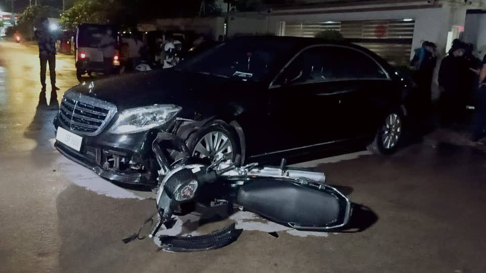 金边一外籍男子开车大意酿车祸，致1人受伤！