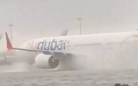 阿联酋遭罕见暴雨侵袭车辆被浸泡飞机在水中艰难滑行