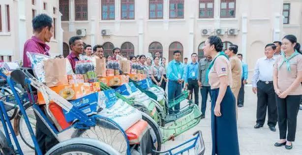 柬埔寨新年将至第一夫人露面为民赠送物资
