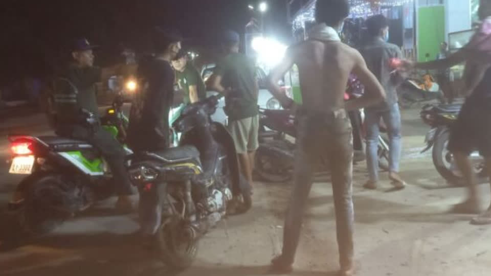 柬埔寨飞车党团伙无故追砍路人，致3人受伤！