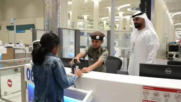 阿联酋10岁男孩成为迪拜国际机场移民官员