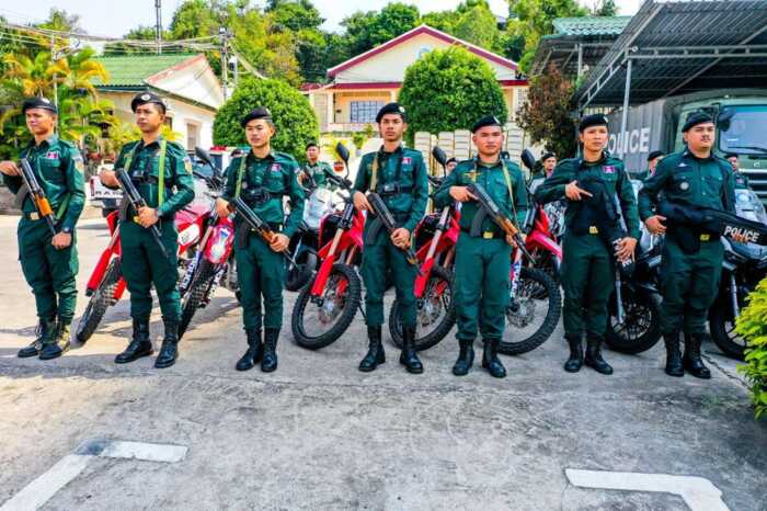 西港警方在重点地区部署警力，为柬新年庆祝活动提供安全保障