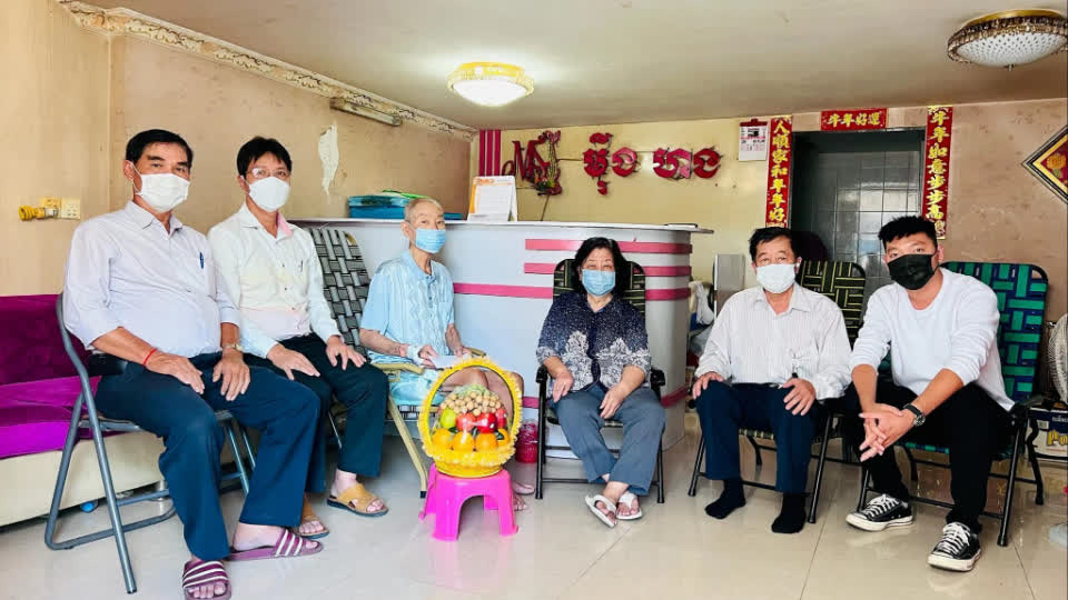 柬埔寨华裔老人患重病 华社慷慨解囊表示慰问