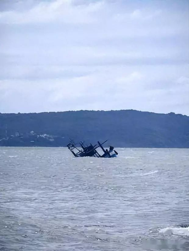 在货轮搁浅区域监测到极少油膜和轻微柴油气味