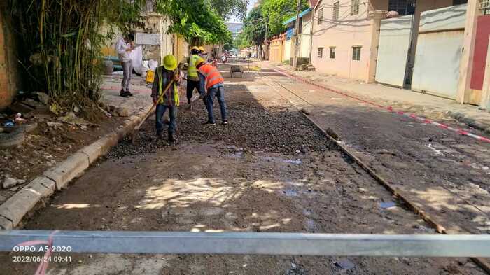 上海宝冶柬埔寨太子幸福广场项目部开展义务修路