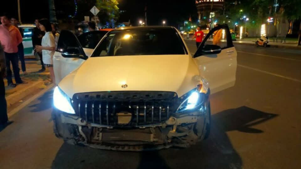 金边美女司机驾驶豪车撞网约车，致5人受伤！